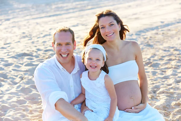 Familia con madre embarazada en la playa arena — Foto de Stock