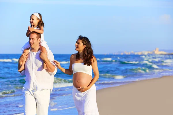 Família feliz na areia da praia caminhando — Fotografia de Stock