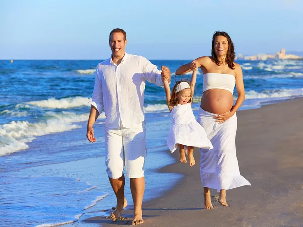 Šťastná rodina v písku pláže pěší — Stock fotografie