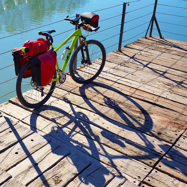 MTB kerékpár touring kerékpár egy parkban pannier — Stock Fotó