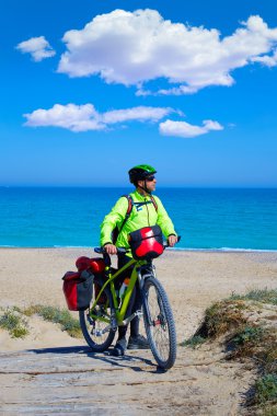 MTB Biker ile kalkık bir plajda yarış bisiklet
