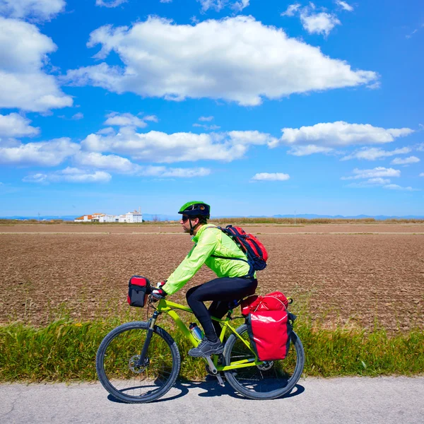 MTB Biker Passeio de bicicleta com prateleiras pannier — Fotografia de Stock