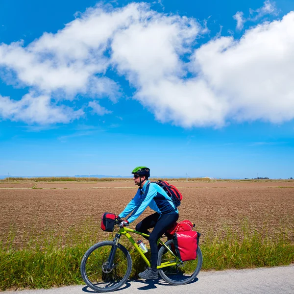 MTB Biker Bicicletta da turismo con portapacchi — Foto Stock