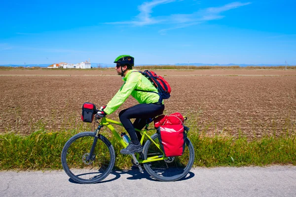 MTB motorcu kalkık raflar ile yarış bisiklet — Stok fotoğraf