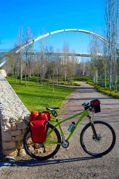 Bicicletta da turismo nel parco di Valencia Cabecera — Foto Stock