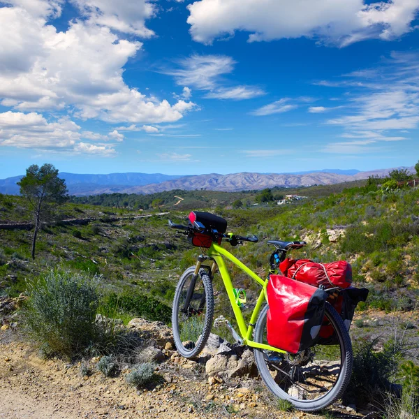 Bicicleta de turismo de ciclismo MTB em Pedralba Valencia com panniers — Fotografia de Stock