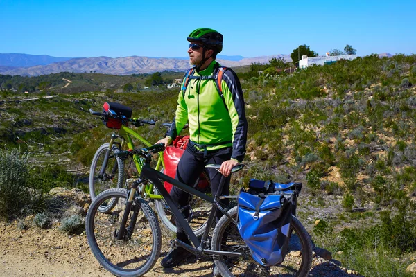 パニエと Pedralba Valencia で観光自転車をサイクリング — ストック写真