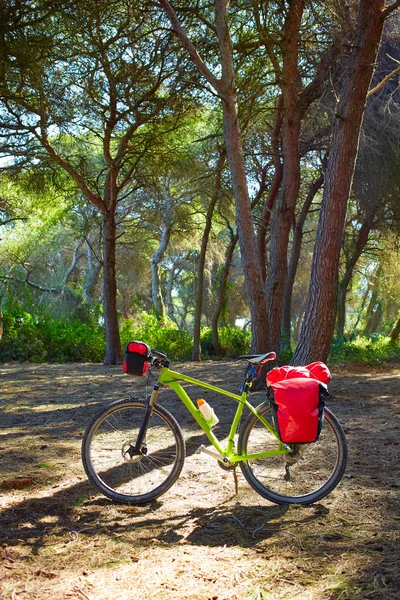 Bicicleta de turismo de ciclismo em Espanha com panelas — Fotografia de Stock