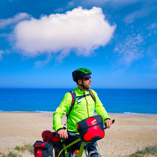 Cykling turist cyklist i Medelhavet beach — Stockfoto