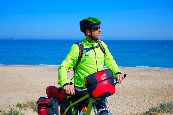 Ciclista turístico ciclista na praia do Mediterrâneo — Fotografia de Stock