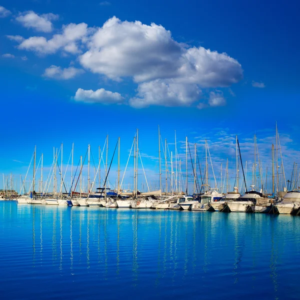 Denia přístavu marina Alicante Španělsko s čluny — Stock fotografie