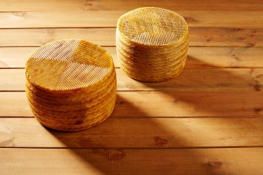 İspanya'dan Manchego peynir ahşap tablo