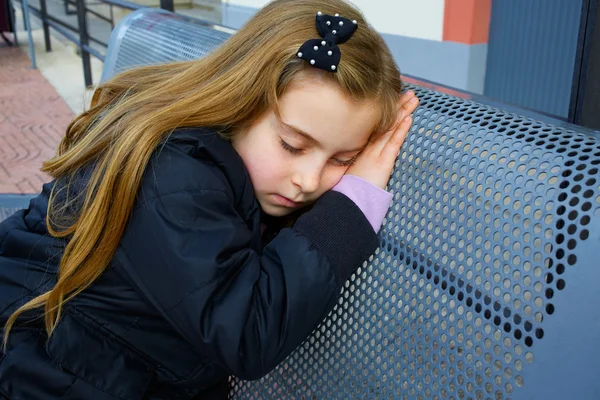 Blonďatý kluk holka předstírat že spí na lavičce — Stock fotografie
