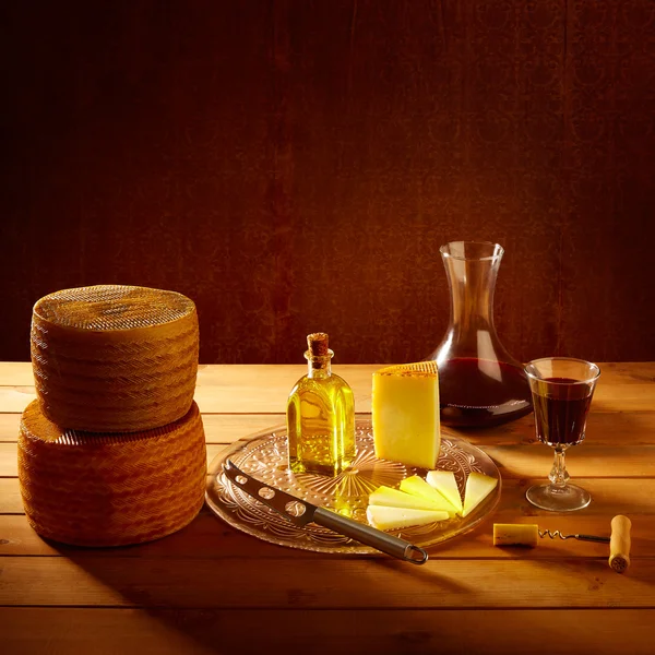 Манчі сиру з Іспанії в дерев'яний стіл — стокове фото