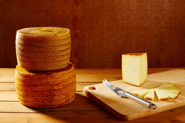 木製のテーブルにスペインからマンチェゴ チーズ — ストック写真