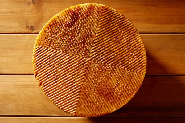 Sýr Manchego ze Španělska v dřevěný stůl — Stock fotografie