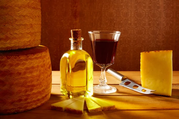 Τυρί Manchego από την Ισπανία στο ξύλινο τραπέζι — Φωτογραφία Αρχείου