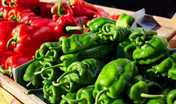 Groene en rode paprika's in de markt — Stockfoto