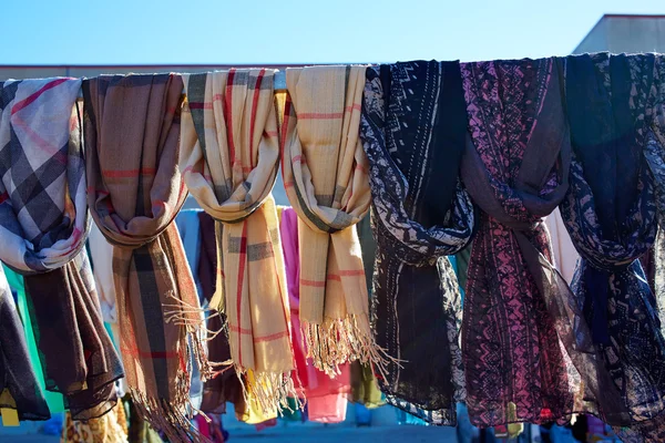 Sjaal foulards in een rij buiten — Stockfoto