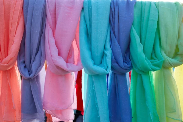 Sjaal foulards in een rij buiten — Stockfoto