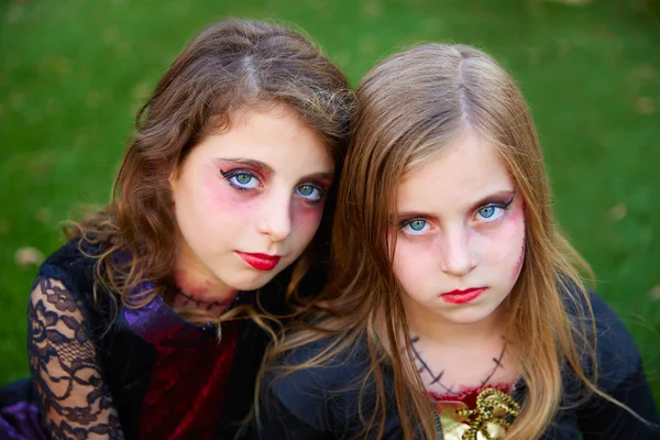 万圣节化妆孩子女孩蓝眼睛在室外的草坪上 — 图库照片
