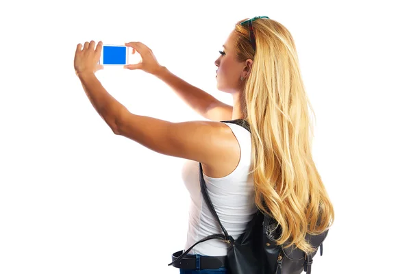 Блондинка-туристка фотографируется со смартфоном — стоковое фото