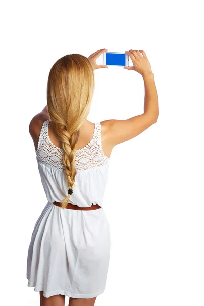 Блондинка-туристка фотографируется со смартфоном — стоковое фото