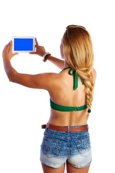 Sarışın kısa kot seksi kadın selfie tablet fotoğraf — Stok fotoğraf