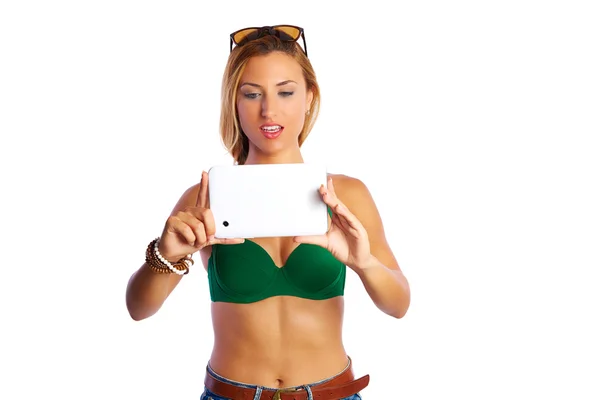 Blonda korta jeans sexiga kvinna selfie tablet photo — Stockfoto