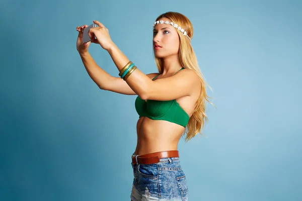 ジーンズ ショート パンツ selfie 写真と金髪の長い髪の少女 — ストック写真