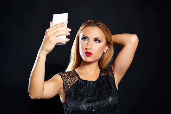 Blond mode kvinna smartphone selfie — Stockfoto