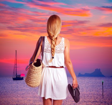 Sarışın örgü turist kız görünümlü Günbatımı ile flip flop