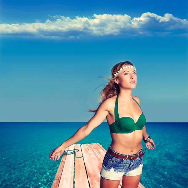 Loira sexy menina turística na praia tropical Formentera — Fotografia de Stock