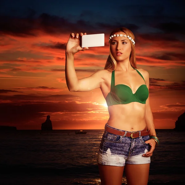 Chica turista rubia tomando foto selfie Benirras Ibiza —  Fotos de Stock