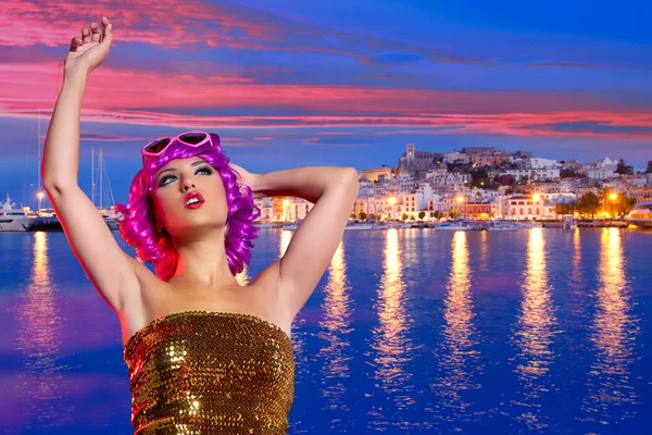 Menina peruca turística rosa em Ibiza vida noturna ao pôr do sol — Fotografia de Stock