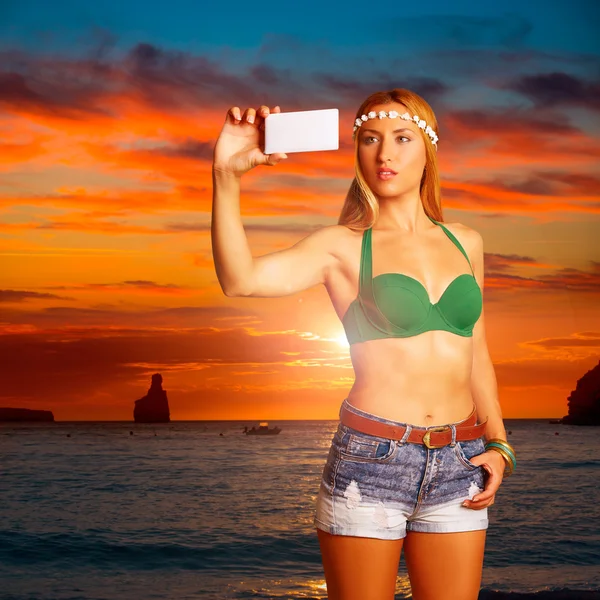 Blond turist flicka med selfie foto Benirras Ibiza — Stockfoto