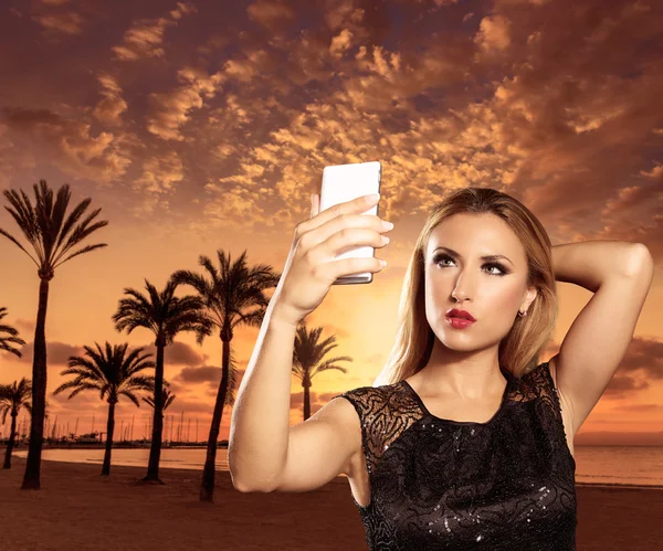 Blond tourist tjej ta foton Mallorca solnedgång — Stockfoto