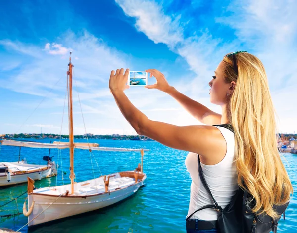 Blond turist i Mallorca tar bilder — Stockfoto