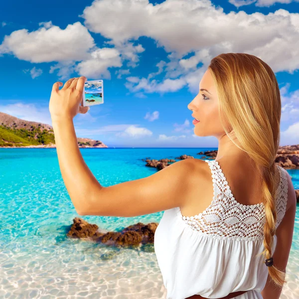 Blond turist i Mallorca tar bilder — Stockfoto