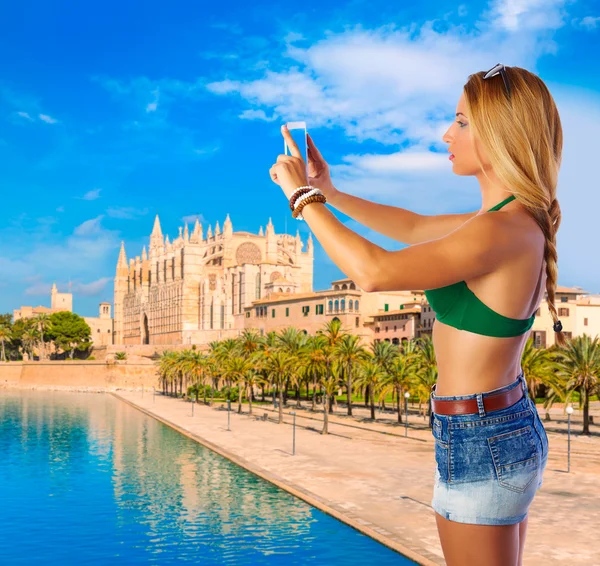 Turista rubio en Mallorca tomando fotos — Foto de Stock