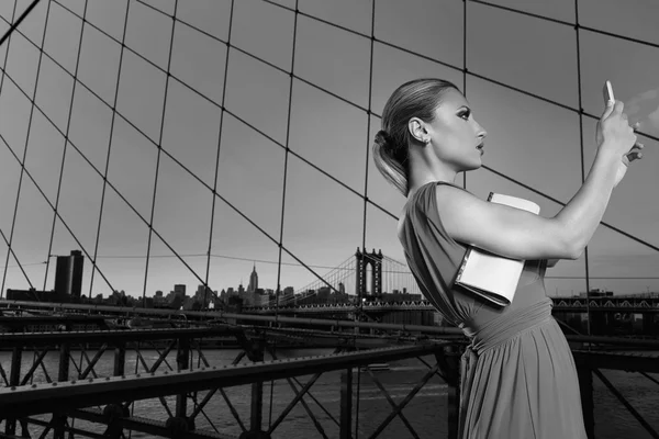 Loira turista menina selfie foto em Brooklyn Bridge — Fotografia de Stock