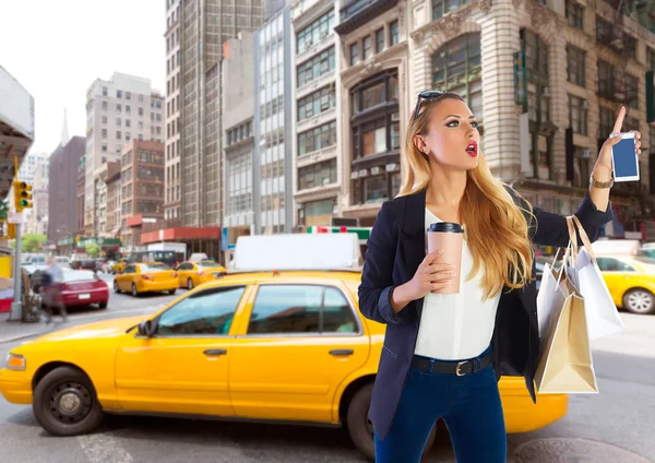 Loira compras turista menina chamando um táxi amarelo NYC — Fotografia de Stock