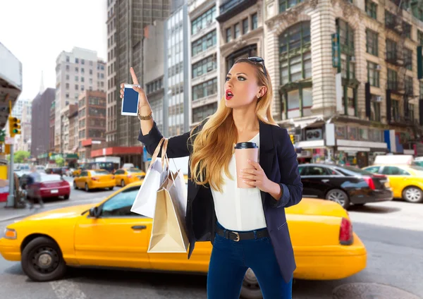 Loira compras turista menina chamando um táxi amarelo NYC — Fotografia de Stock