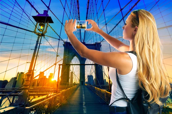 Sarışın turist kız alarak fotoğraf Brooklyn Bridge uygulamasında — Stok fotoğraf