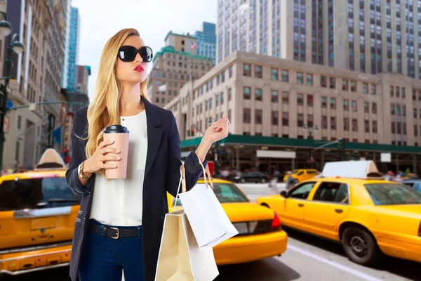Блондинка Дівчинка шопоголіка в Манхеттен Нью-Йорк — стокове фото