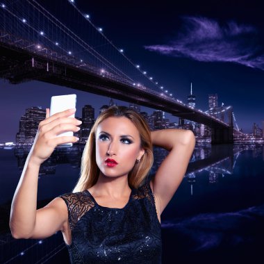 Sarışın turist selfie fotoğraf Brooklyn Köprüsü gecede