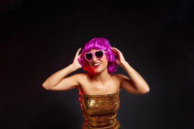 kalp gözlük ile dans eğlenceli mor peruk kız