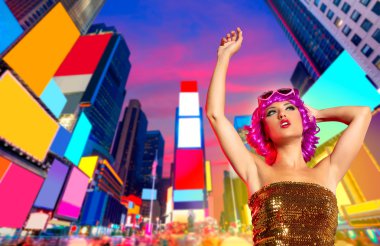 Kız pembe peruk, Times Square Nyc dans partisi