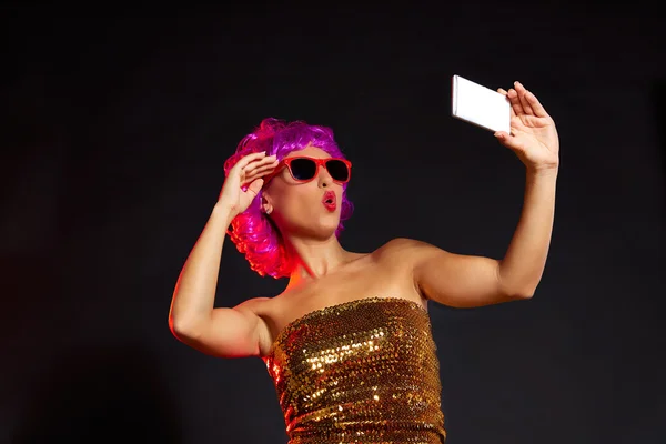 Loco púrpura peluca chica selfie smartphone divertido gafas — Foto de Stock