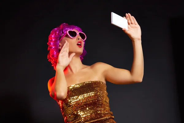 Crazy purple wig girl selfie smartphone fun glasses — Stock Photo, Image